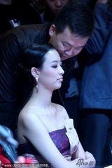 组图：兽兽翟凌现身车展 低胸现身成目光焦点