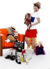 高清图：金莎带宠物拍杂志 画面彩色活力十足