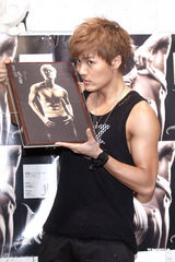 组图：吴克群专辑销量破10万 庆功会秀健美身材