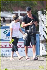 组图：“生活大爆炸”卡蕾-措科交新男友 甜蜜外出打网球