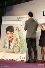 组图：林峰沪上出席商业活动 力证与TVB合作良好