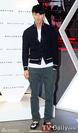 组图：裴勇俊高小英金贤重等出席名品店开业仪式