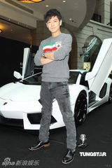 组图：林志颖挺跑车满口爸爸经 工作忙婚礼仍在商榷