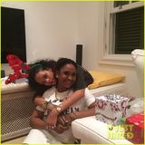 组图：蕾哈娜红鼻子驯鹿妆 平安夜派对搞怪