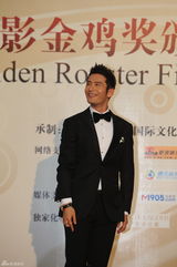 组图：黄晓明携杜鹃着黑色西装亮相闭幕红毯