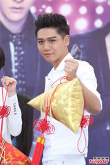 组图：汪东城蔡旻佑台北为电视原声带签唱