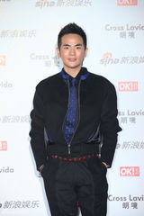 组图：张晓龙亮相街拍盛典黑衣硬朗