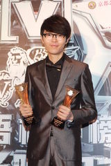 组图：众星亮相华语榜中榜颁奖礼 齐聚后台秀奖杯