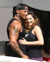 组图：凯莉-布鲁克与男友浪漫徒步 享甜蜜拥吻