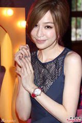 组图：王心凌为品牌站台 露事业线秀女人味