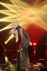 组图：周笔畅玩谢耳朵乐器 邓紫棋黑丝秀腿