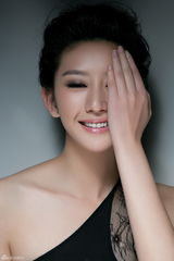 组图：唐一菲全新黑裙写真 气质典雅展完美曲线