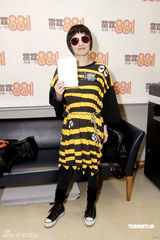 幻灯组图：何超仪个性洒脱 戴墨镜现身推销新唱片