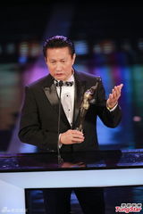 组图：徐家杰凭借《寒战》获得最佳新演员奖