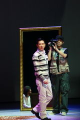 高清图：《陪我看电视》北京首演 呈现内地变迁