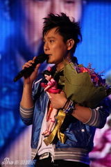 组图：张信哲上海演唱会 出道20年经典情歌一网打尽