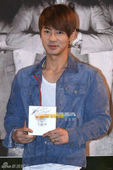 组图：韩国组合神话两人一组3地办签名会谢粉丝