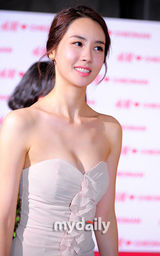 组图：李多海着抹胸裙挤爆乳 助阵服装店开业 