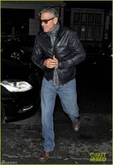 组图：52岁克鲁尼型男风采 鬓发苍白难掩老态