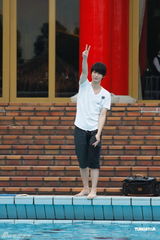 组图：严爵跳水庆功露茂盛腿毛 演唱会蛋堡担任嘉宾