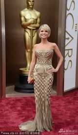 组图：大嘴美女克里斯汀-肯诺恩斯金色礼服典雅