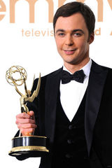 组图：艾美奖后台 “谢耳朵”吉姆-帕森斯高举奖杯