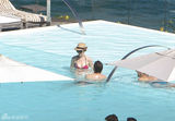 组图：安妮-海瑟薇与男友泳池嬉戏 甜笑热吻