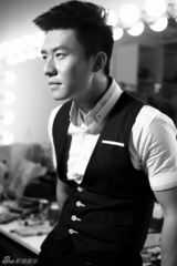 组图：李东恒黑白映画写真 迷离气质精致雕琢