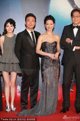 组图：《僵尸》剧组亮相 麦浚龙黑超携主演现身