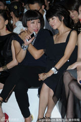 组图：董洁短发现身活动 面色憔悴不理邻座倪妮