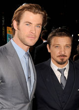 组图：《雷神2》好莱坞首映 抖森帅气骑摩托