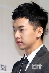 组图：李升基西装革履出席2013守卫韩牛任命式