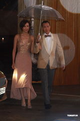 组图：陈法拉身着裸色长裙牵手谢天华撑伞入场