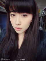 组图：人大形象片登时代广场 校花亮相