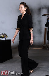 组图：韩星金南珠广告拍摄现场 清新马尾显帅气