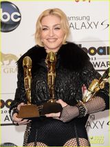 组图：54岁麦当娜黑色吊袜性感 获巡演艺人奖