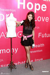 幻灯图：周秀娜写真不怕封杀 直言隔半年会自查胸部 