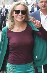 组图：莎朗-斯通不穿内衣出街 尴尬激凸显老态