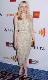 高清组图：达科塔-范宁V领长裙亮相身材窈窕