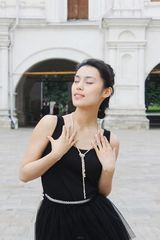 组图：韩丹彤圣彼得堡拍摄写真 发丝飞舞享受阳光