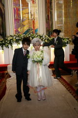 组图：身高1米2新人乘坐南瓜车举行童话婚礼