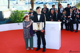 组图：戛纳电影节颁奖礼 获奖者亮相笑容洋溢