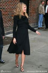 幻灯图：甜姐安妮斯顿做客脱口秀 大展招牌笑容 