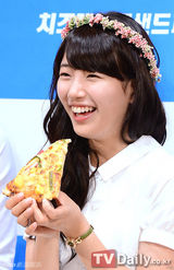 组图：丁一宇missA秀智甜蜜出席代言活动