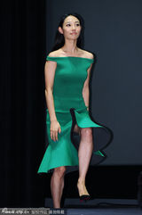 组图：白百何穿荷叶裙险走光 与彭于晏比爱心