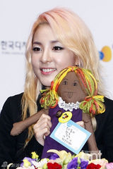 组图：2NE1出席KBEE2013宣传大使委任仪式