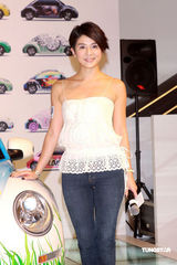 高清：杨采妮内地拍戏水土不服 小露香肩明显消瘦