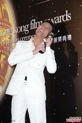 组图：梁家辉举奖杯庆祝 期待再拍《寒战2》