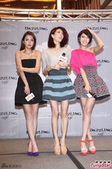 组图：Dream Girls不惧寒流站台大秀美腿