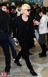 组图：JYJ三子赴日排练亮相机场墨镜酷帅遮面